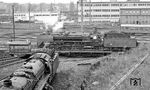 01 2120 macht sich im Bw Dresden-Altstadt auf den Weg zum Hauptbahnhof, um dort einen Schnellzug nach Berlin zu übernehmen. Vorne steht 01 2069. (04.1977) <i>Foto: Burkhard Wollny</i>