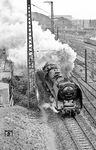 01 2120 hat in Dresden den D 924 nach Rostock übernommen und beschleunigt den Zug aus dem Hauptbahnhof. (04.1977) <i>Foto: Burkhard Wollny</i>