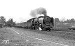Bei Mahlow hat 01 2137 soeben die Landesgrenze zwischen Berlin und Brandenburg überschritten und jagt mit dem D 673 nach Dresden vorbei. (04.1977) <i>Foto: Burkhard Wollny</i>