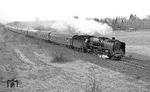 01 2137 mit dem D 371 "Pannonia-Express" auf dem Berliner Südring hinter Schönefeld. (04.1977) <i>Foto: Burkhard Wollny</i>