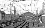 Blick aus dem D 924 nach Berlin auf die Zuglok, die in Dresden-Neustadt einfährt. (04.1977) <i>Foto: Burkhard Wollny</i>