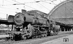 52 5732 wurde im Dezember 1943 in der RBD Königsberg in Dienst gestellt. Erst 1962 wurde sie von der Sowjetunion an die DR zurückgegeben und 1978 beim Bw Kamenz/Sachsen ausgemustert. Als Besonderheit erhielt sie einen Giesl-Ejektor, von dem man sich 6 bis 12 % Kohleersparnis und eine Leistungssteigerung von bis zu 20 % versprach, was aber in der Praxis nicht immer gelang. (04.1977) <i>Foto: Burkhard Wollny</i>