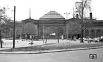 Der Bahnhof Dresden-Neustadt verknüpft die vom Hauptbahnhof kommende Bahnstrecke mit den Strecken nach Leipzig und Görlitz, die den Verkehr in Richtung Leipzig, Berlin sowie in die Oberlausitz aufnehmen. Die zweiteilige Bahnhofsanlage besteht aus der Bahnsteighalle, die gut 6 Meter über dem Straßenniveau liegt sowie dem Empfangsgebäude zum Schlesischen Platz (Foto). Im Inneren verknüpfen zwei Fußgängertunnel auf halber Höhe das Empfangsgebäude mit den Bahnsteigen, zudem gibt es Zugänge an ihrem Ende von der rückseitigen Hansastraße. Die insgesamt 177 Meter lange Front des Empfangsgebäudes aus dem Jahr 1901 ist streng symmetrisch aufgebaut und besaß am rechten Ende einstmals einen separaten Eingang zu den Fürstengemächern. Während des Zweiten Weltkriegs wurde neben dem Zivilverkehr auch ein umfangreicher Militärverkehr abgewickelt. Im Oktober 1944 passierten durchschnittlich 28 Militärzüge täglich den Bahnhof, die etwa 20.000 Wehrmachtsangehörige beförderten. Vom Angriff auf Dresden im Februar 1945 blieb Dresden-Neustadt weitgehend verschont, erst der letzte Fliegerangriff am 17. April 1945 verursachte schwere Schäden im Bereich der nordöstlichen Ausfahrt. Nach dem Krieg erwiesen sich wesentlich hinderlicher als die Kriegszerstörungen die Reparationsleistungen an die Sowjetunion. So wurde zwischen Dresden-Neustadt und Coswig die ehemals viergleisige Verbindung auf ein Streckengleis zurückgebaut und eines der drei Gleise nach Klotzsche entfernt. Im nordöstlichen Gleisvorfeld fehlen bis heute wichtige Gleisverbindungen sowie Über- und Unterführungen, sodass der Bahnhof seine ursprüngliche Kapazität bislang nicht wieder erreicht hat. Zum 100-jährigen Bestehen des Bahnhofs im Jahr 2001 wurde die Empfangs- und Bahnsteighalle umfassend saniert. Dabei wurde unter Putzschichten auch eine Jugendstil-Ausmalung in Ocker- und Grüntönen entdeckt und rekonstruiert. Außerdem ziert seitdem das nach dem Fürstenzug zweitgrößte je in Meißen hergestellte Porzellanbild eine Innenwand des Empfangsgebäudes.  (04.1977) <i>Foto: Burkhard Wollny</i>