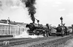 22 083 (ex 39 053) verlässt mit D 145 (München - Dresden) den Hofer Hbf. Im Buchfahrplan war der Schnellzug mit einer Last von 450 t angegeben. Rechts steht 38 1528 vom Bw Bamberg. (30.05.1963) <i>Foto: Gerhard Moll</i>