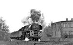 01 1506 beschleunigt den D 671 hinter Großenhain. (04.1977) <i>Foto: Burkhard Wollny</i>