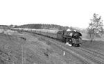 01 1506, ausnahmsweise auf dem "falschen Gleis" bei Uckro unterwegs, mit der Paradeschnellzugleistung des D 371 „Pannonia-Expreß“ (Berlin Ostbahnhof – Dresden Hbf (– Sofia). (04.1977) <i>Foto: Burkhard Wollny</i>