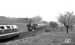Manchmal hat man auch Pech: Genau zum falschen Zeitpunkt fuhr eine 118 ins Bild, als 01 1506 den D 370 "Pannonia-Express" nach Berlin aus dem Elbtal bei Weinböhla hinausbringt. (04.1977) <i>Foto: Burkhard Wollny</i>