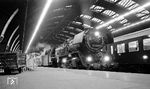 03 0048 vor P 3929 nach Frankfurt/Oder im Berliner Ostbahnhof.  (04.1977) <i>Foto: Burkhard Wollny</i>