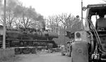 50 0056 kachelt an einer am Bahnübergang wartenden LPG-Treckerparade aus dem Kreis Angermünde (Kennzeichen EA) vorbei. (04.1977) <i>Foto: Burkhard Wollny</i>