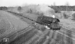 01 1516 führt den D 371 "Pannonia-Express" am Abzweig Glasower Damm bei Berlin-Mahlow. Ein gutes halbes Jahr später fand die Lok durch einen Kesselzerknall ein unrühmliches Ende. (04.1977) <i>Foto: Burkhard Wollny</i>
