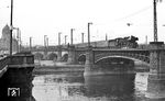 03 2214 mit P 3807 auf der Elbebrücke in Dresden vor der Kulisse der ehemaligen Zigarettenfabrik Yenidze in Dresden Mitte, wo ab 1953 das VEB Tabakkontor untergebracht war. Sämtliche Zigarettenfabriken der DDR wurden von Dresden aus mit Rohmaterial versorgt. (04.1977) <i>Foto: Burkhard Wollny</i>