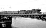 03 2214 auf der Marienbrücke über die Elbe kurz vor dem Bahnhof Dresden-Neustadt. Zwischen 2001 und 2004 wurde die Brücke komplett erneuert. Der Rohbau des ersten Brückenüberbaus wurde am 18. September 2002 fertiggestellt und ging mit zwei Gleisen am 27. Januar 2003 in Betrieb. Anschließend wurde der zweite alte zweigleisige Brückenteil (Foto) abgerissen und durch den zweiten, dreigleisigen Brückenüberbau des Neubaus ersetzt. Am 14. Oktober 2003 war der zweite Teil im Rohbau fertiggestellt. Dieser elbabwärts liegende Teil der Brücke ging am 19. April 2004 mit zwei weiteren Gleisen in Betrieb. Mit dem fertiggestellten Neubau stieg die Kapazität gegenüber der alten Brücke von 300 auf 550 Züge pro Tag. Der fünfgleisige Ausbau der Marienbrücke war Bestandteil der zweiten Baustufe des Verkehrsprojekts Deutsche Einheit Nr. 9. (04.1977) <i>Foto: Burkhard Wollny</i>