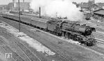 03 2214 fährt mit P 3807 nach Görlitz aus Radeberg. Neben der 1872 gegründeten Exportbierbrauerei fand hier ab 1950 die Entwicklung und Produktion von DDR-Fernsehgeräten im Sachsenwerk Radeberg (ab November 1956: VEB Rafena-Werke) statt, später auch von Tisch- und Großrechnern im 1969 aus dem VEB Rafena-Werke hervorgegangenen Stammbetrieb des VEB Kombinat Robotron. (04.1977) <i>Foto: Burkhard Wollny</i>
