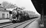 52 2492 (Bw Bautzen) mit P 3808 in Dresden-Klotzsche. 10 Jahre zuvor fuhr die Lok noch mit Steifrahmentender und normaler Esse herum (vgl. Bild-Nrn. 51343, 51344). (04.1977) <i>Foto: Burkhard Wollny</i>