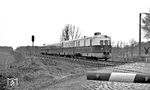 SVT 182 001 auf dem Weg nach Leipzig am Bahnübergang der Fernstraße 101 zwischen Ludwigsfelde und Thyrow. Die Strecke ist heute elektrifiziert, der Bahnübergang wurde durch eine vierspurige Brücke der Bundesstraße 101 ersetzt. (04.1977) <i>Foto: Burkhard Wollny</i>