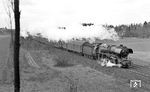 03 2121 (Bw Leipzig Hbf West) mit dem Städteschnellverkehrszug D 565 nach Leipzig am Glasower Damm bei Berlin-Mahlow. (04.1977) <i>Foto: Burkhard Wollny</i>