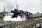 Ausfahrt des D 145 nach Dresden mit 22 028 in Hof Hbf. (05.1965) <i>Foto: Robin Fell</i>