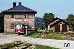 Der Bahnhof Beilngries war bei seiner Eröffnung 1888 Endpunkt der Strecke von Neumarkt/Oberpfalz, die später bis Dietfurt verlängert wurde. Mit der Eröffnung der Bahnstrecke Richtung Eichstätt im Jahr 1930 wurde der Beilngrieser Bahnhof verlegt. Der erste, alte Bahnhof blieb als Güterbahnhof erhalten. Der neue Bahnhof nahm ab 1930 den gesamten Personenverkehr in Beilngries auf und wurde 1956 umgebaut, da die anfängliche Hauptverbindung von Neumarkt über Beilngries nach Eichstätt eingestellt wurde. Aus dem ehemaligen Hauptgleis wurde ein Anschlussgleis für ein Lagerhaus. Beilngries verfügte damit über einen Personenbahnhof (neuer Bahnhof) und den alten Bahnhof, über den der Fracht- und Güterverkehr abgewickelt wurde. Am 25. September 1987 endete in Beilngries endgültig das Zeitalter der Eisenbahn mit dem letzten Betriebstag der Personenbeförderung. Gelegentlicher Güterverkehr verkehrte noch bis in den Juli des Jahres 1989. Mit dem Heranrücken der Großbaustelle des Main-Donau-Kanals wurde die Strecke abgebaut.  (13.08.1970) <i>Foto: Dieter Junker</i>
