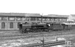 01 022 (Bw Magdeburg) verlässt mit einem Schnellzug den Bahnhof Berlin-Lichtenberg. Die Berliner Teilung führte zu erheblichen Einschränkungen im DDR-Binnenverkehr, da die Westberliner Gleise danach tabu waren. Deshalb ließ die DDR-Reichsbahn u.a. den Bahnhof Berlin-Lichtenberg zum Fernbahnhof für Ost-Berlin ausbauen. Bereits in den 1950er Jahren hielten dort einige Schnellzüge. In den 1960er und 1970er Jahren entwickelte sich Lichtenberg schrittweise zum wichtigsten Fernbahnhof der DDR-Hauptstadt, da wegen seiner Lage zwischen dem Außenring mit dem Biesdorfer Kreuz und der Ringbahn kaum Fahrtrichtungswechsel erforderlich waren.  (11.08.1966) <i>Foto: Klaus D. Holzborn</i>