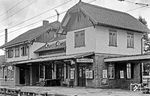 Auf dem Gemeindegebiet von Kirchzarten befinden sich zwei Bahnhöfe. Der Bahnhof Kirchzarten im Kernort und der Bahnhof Himmelreich im Ortsteil Burg-Höfen. Sie liegen an der Höllentalbahn, die in den Hochschwarzwald nach Titisee und Neustadt führt bzw. nach Freiburg. Auf dem heute eingleisigen Streckenabschnitt begegnen sich die tagsüber halbstündlich fahrenden Züge im Bahnhof Himmelreich. Am Bahnhof Kirchzarten bestehen Umsteigemöglichkeiten in die Buslinien nach St. Peter, St. Märgen und Hinterzarten sowie nach Oberried (Breisgau), Todtnau und Todtmoos. (1978) <i>Foto: Karsten Risch</i>