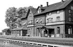 Aus heutiger Sicht hat man hier direkt die heile Eisenbahnwelt vor Augen. Das Wohnen in den meist 100 Jahren alten Gebäuden, wie hier in Ludwigshafen-Rheingönheim, die nach dem Krieg auch nur notdürftig repariert worden waren, war aber kein Vergnügen. Auch die Bundesbahn hatte vielfach kein Interesse mehr an den unterhaltungsintensiven Gebäuden, die so auch noch zahlreich in den 1960er und 1970er Jahren der Spitzhacke zum Opfer fielen. (1962) <i>Foto: BD Mainz, Slg. W. Löckel</i>