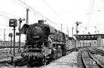 44 1280 vom Bw Sangerhausen fährt umlaufbedingt mit einer sehr interessanten Personenzuggarnitur am Bahnsteig 9 in Erfurt Hbf ein. Im Hintergrund das markante Reiterstellwerk "Er". Die 1942 als ÜK-Lok bei Krupp in Essen gebaute Maschine hatte 1965 ihre Ölhauptfeuerung erhalten. Für den Einsatz als Heizlok erfolgte 1982 der Rückbau auf Kohlefeuerung. (1969) <i>Foto: Robin Fell</i>