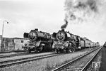 Im Bahnhof Büchen überholt die Wittenberger 03 162 mit dem Interzonenzug D 159 nach Dresden die dort wartende 50 3698 vom Bw Hagenow Land. 03 162 war die letzte 03 mit kleinen vorderen Laufrädern von 850 mm Durchmesser und trägt hier interessanterweise eine DB-Lampe als drittes Spitzensignal.  (09.07.1966) <i>Foto: Gerhard Moll</i>