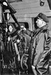Zwischen den Eisenbahnern von DB und DR herrschte - bis auf wenige Ausnahmen - in den Grenzbahnhöfen durchaus ein gutes Einvernehmen, war man ja über alle ideologischen Grenzen hinweg schließlich im gleichen Beruf tätig. So ist dies kein gestelltes Bild, denn im November 1970 ließen die Erfurter Kollegen Gerhard Moll tatsächlich "ihre" 01 0523 auf die Drehscheibe im Bw Bebra fahren. Mit der Bemerkung "Mal sehen, wie sie fährt" durfte Gerhard Moll in der Dunkelheit an den Regler, behielt die Aufnahmen aber lange unter Verschluss, denn die Reichsbahnkollegen hätten große Schwierigkeiten bekommen, wenn die "Schwarzfahrt" entdeckt worden wäre. Es blieb ihm aber immer ein besonderes Anliegen, den Erfurter Kollegen dafür herzlich zu danken. (11.1970) <i>Foto: Gerhard Moll</i>