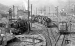 Die Brücke an der Pößnecker Straße am Bahnhof Saalfeld gewährte einen guten Blick auf das Bw Saalfeld, das im Sommer 1977 noch klar von der Dampftraktion (u.a. 41 1054, 01 0505) beherrscht wurde. Angesichts der vielen Fotografen auf der Brücke wurde diese auch spöttisch als "Affenfelsen" bezeichnet. (07.1977) <i>Foto: Burkhard Wollny</i>
