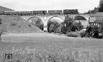 95 0014 mit einem im P 18014 eingestellten Expressgutwagen vor dem Packwagen auf dem Viadukt bei Mengersgereuth-Hämmern. (07.1977) <i>Foto: Burkhard Wollny</i>