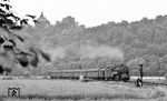 Freie Fahrt für 95 0025 mit P 18005 nach Sonneberg vor der Kulisse von Schloss Eichicht aus dem 14. Jahrhundert. (07.1977) <i>Foto: Burkhard Wollny</i>