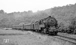 95 025 wurde 1923 in Dienst gestellt und dem Bw Arnstadt zugeteilt. Nach dem Zweiten Weltkrieg war sie überwiegend beim Bw Blankenburg (Harz) und wurde erst am 31.05.1973 auf Ölhauptfeuerung (als 95 0025-7) umgebaut und beim Bw Probstzella beheimatet, wo sie bis 1980 über die Höhen des Thüringer Waldes fuhr. Hier hat sie hinter Kaulsdorf mit P 18005 soeben das Einfahrvorsignal von Hockeroda passiert. (07.1977) <i>Foto: Burkhard Wollny</i>