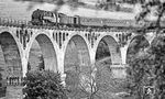 95 0025 mit P 18005 auf dem 258 m langen Piesau-Viadukt zwischen Lichte-Ost und Lichte. (07.1977) <i>Foto: Burkhard Wollny</i>