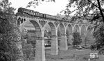 95 1027 mit P 18005 nach Sonneberg auf dem Piesau-Viadukt, das mit 258 m Länge und 34 m Höhe mit 10 Gewölben die Schmiedewiesen, die heutige Bundesstraße 281 und den Piesaubach bei Lichte überspannt. (07.1977) <i>Foto: Burkhard Wollny</i>