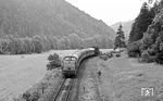 Etwas kurios war die Schlusslok am P 18002 nach Saalfeld mit der Erfurter 106 708. Vermutlich wollte man sich einfach eine zusätzliche Lz auf der damals eingleisigen Strecke einsparen. Die 60 km/h Höchstgeschwindigkeit der Diesellok dürfte für die führende 95 0036 auch kein Problem gewesen sein, denn sie schaffte gerade einmal 65 km/h. (07.1977) <i>Foto: Burkhard Wollny</i>