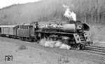 Mit einer sauberen Verbrennung fährt die Erfurter 01 0501 vor dem D 207 die Rampe bei Hönebach hinauf.  (03.04.1972) <i>Foto: Burkhard Wollny</i>