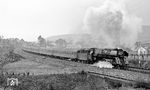 01 0501 hatte mit dem 12-Wagenzug des D 197 (Mönchengladbach – Leipzig) bei Ronshausen ordentlich zu tun. Gut zu erkennen ist hier noch das Planum des ehemaligen dritten Gleises, das bis 1952 vom Abzw. Faßdorf bis zum Hönebach-Tunnel existierte.  (02.04.1972) <i>Foto: Burkhard Wollny</i>