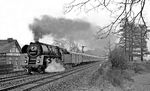 01 0501 rauscht mit dem D 200 (Frankfurt/Oder – Frankfurt/Main) durch den Bahnhof Hönebach. (03.04.1972) <i>Foto: Burkhard Wollny</i>
