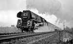 01 0523 mit D 198 unmittelbar an der deutsch-deutschen Grenze bei Obersuhl. Das Einfahrsignal gehört zum Bahnhof Gerstungen/DDR. (01.04.1972) <i>Foto: Burkhard Wollny</i>