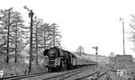 Freie Fahrt für den D 200 mit der Erfurter 01 0520 in Hönebach, der Bebra um 10.50 Uhr erreichen wird. (03.04.1972) <i>Foto: Burkhard Wollny</i>