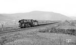 01 0523 rollt mit D 1100 bei Ronshausen talwärts. Auch hier ist an der Breite der Brücke die einstmals dreigleisige Strecke gut zu erkennen. (03.04.1972) <i>Foto: Burkhard Wollny</i>