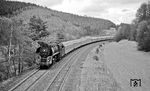 01 0528 rollt mit D 198 bei Hönebach dem nächsten Halt in Bebra entgegen. Damals musste für den erhöhten Standpunkt noch ganz "analog" ein Blocksignal bestiegen werden. (03.04.1972) <i>Foto: Burkhard Wollny</i>