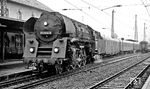 Mit einer Verspätung von 5 Minuten fährt 01 0534 mit D 200 um 10.55 Uhr am Ostersonntag 1972 in Bebra ein. (02.04.1972) <i>Foto: Burkhard Wollny</i>