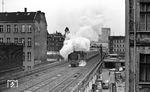 Durch die damals noch marode Hinterhausatmosphäre fährt 01 2114 mit D 110 zwischen Berlin-Zoo und -Savignyplatz. (30.03.1972) <i>Foto: Burkhard Wollny</i>
