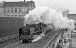 01 2114 mit D 110 nach Bonn kurz vor der S-Bahnstation Berlin-Savignyplatz. (30.03.1972) <i>Foto: Burkhard Wollny</i>