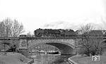 01 2114 überquert mit D 110 den Landwehrkanal am Berliner Tiergarten. (30.03.1972) <i>Foto: Burkhard Wollny</i>