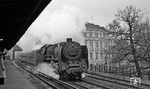 01 2114 fährt mit D 110 nach Bonn durch Berlin-Tiergarten. (29.03.1972) <i>Foto: Burkhard Wollny</i>