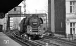 Aus Ost-Berlin kommend rollt 01 0513 mit dem D 264 nach Hamburg durch Berlin-Tiergarten. (30.03.1972) <i>Foto: Burkhard Wollny</i>