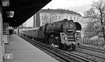 01 0513 fährt mit D 264 durch Berlin-Tiergarten. Hamburg-Altona wird der Zug um 18.00 Uhr erreichen. (30.03.1972) <i>Foto: Burkhard Wollny</i>