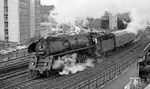 Und wieder der Blick aus dem Parkhaus an der Kantstraße auf die Wittenberger 01 0513, die den Bahnhof Zoo mit D 264 nach Hamburg verlässt. (30.03.1972) <i>Foto: Burkhard Wollny</i>